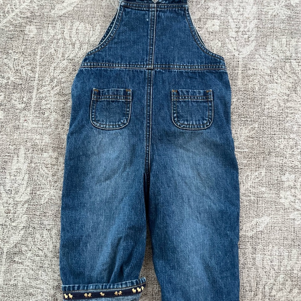 Size 12-18 months denim overalls with duck ribbon detail.
Gymboree brand